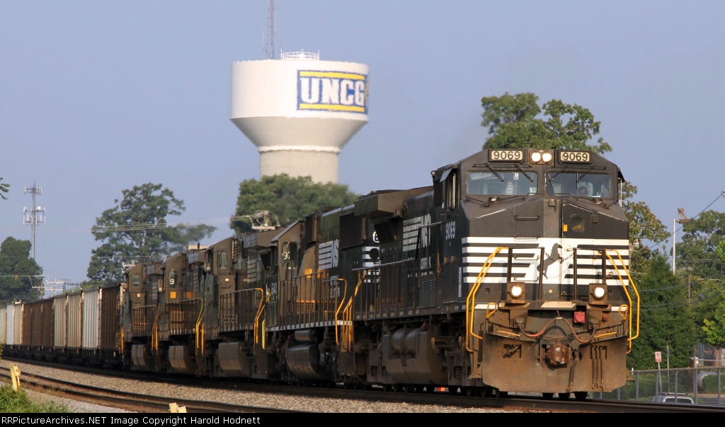 NS 9069 leads four other locos on train 844